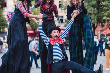 Hodači na štulama za 440. rođendan Grada Karlovca 2019. Josipa Kvaternik, Iva Peter Dragan, Ivana Bešker i Matko Šišak. Fotografirao Hrvoje Mihajlic.